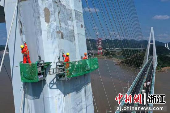 工作人员正在对浙江舟山桃夭门大桥索塔进行涂装养护。姚峰 摄
