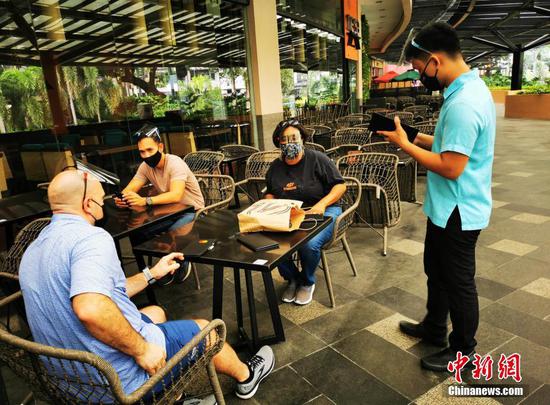 当地时间9月2日，菲律宾首都马尼拉CBD马卡蒂绿带商圈内，一家菲律宾餐厅开始提供外场就餐服务。马尼拉目前仍在实施“修订版加强社区隔离”(MECQ)，但逐步增加部分行业开放度，其中餐饮业已允许外场就餐。 中新社记者 关向东 摄