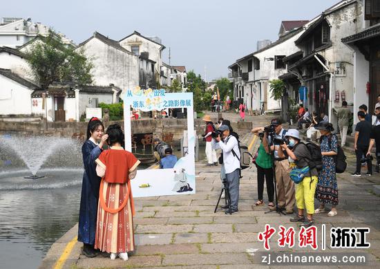 众多摄影师在西兴古镇拍摄汉服情景秀。王刚 摄