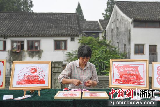 剪纸手工艺人在西兴古镇进行创作。王刚 摄