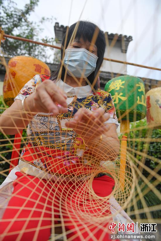 西兴古镇的竹编手工艺人在制作灯笼。王刚 摄