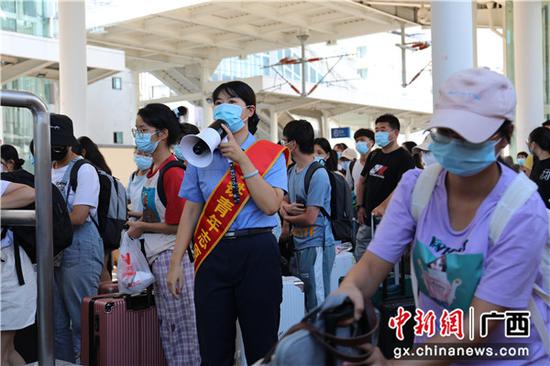 图为桂林站青年志愿者引导学生旅客有序出站。陈雨雨  摄
