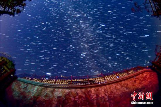 在从江县丙妹镇岜沙旅游服务区拍摄的星轨（多图叠加）。 吴德军 摄