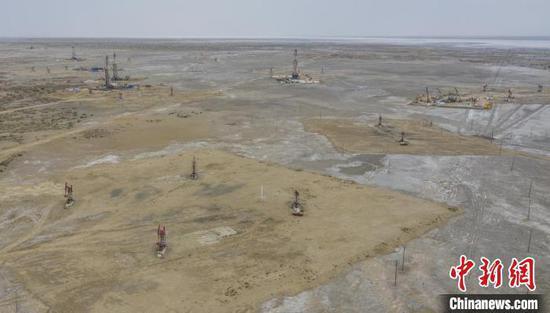 图为位于新疆北部的玛湖地区油田产能建设如火如荼。（资料图）司严历　摄
