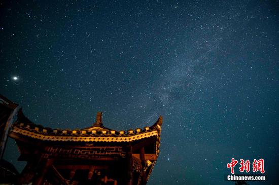 在从江县丙妹镇岜沙旅游服务区拍摄的星空。 吴德军 摄