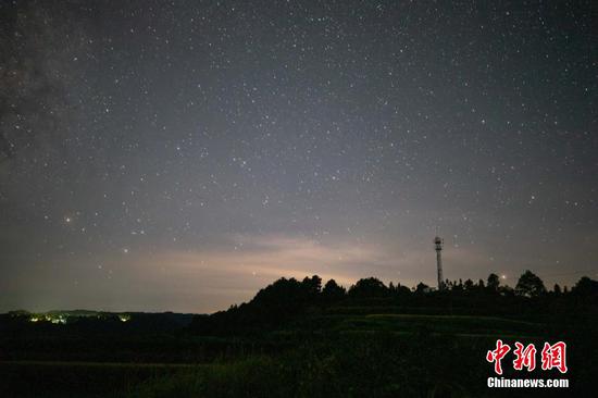 9月4日晚，在贵州天柱石洞镇柳寨梯田拍摄的银河星空。 瞿宏伦 摄
