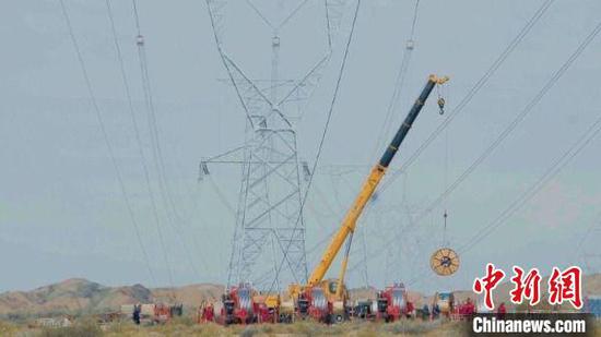 吐鲁番—巴州—库车II回750千伏输变电工程正式投运。　国网新疆电力有限公司提供