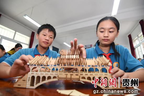 9月7日，贵阳市第二十七中学的学生正在开展贵州少数民族民居建筑拼图活动。