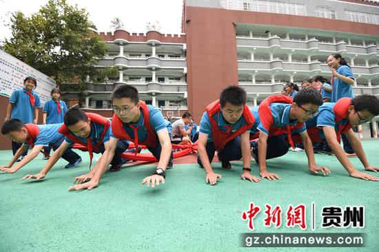9月7日，贵阳市第二十七中学的学生正在进行少数民族体育项目“押加”比赛。