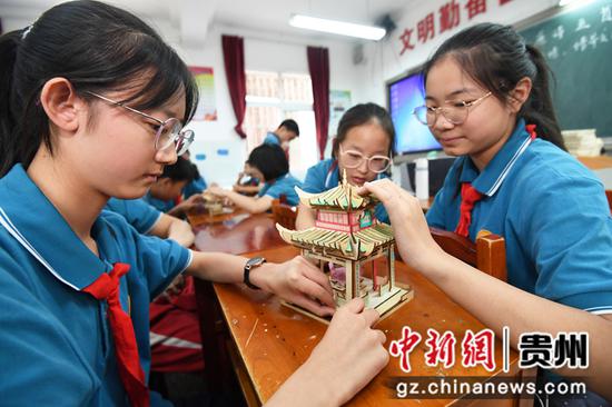 9月7日，贵阳市第二十七中学的学生正在开展贵州少数民族民居建筑拼图活动。