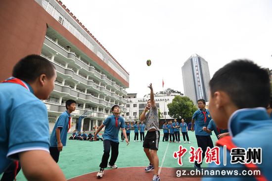 9月7日，贵阳市第二十七中学的学生正在开展布依族“丢花包”传统娱乐活动。