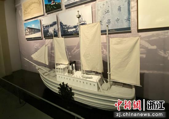 展示的古代船只模型 李典 摄