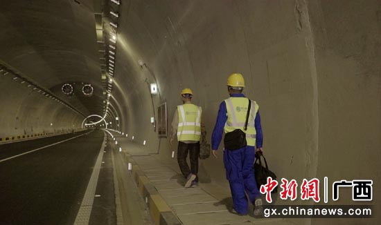 移动技术人员正在隧道中开展网络保障工作