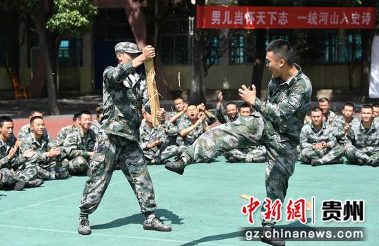 9月8日，贵阳市南明区的预征青年在训练间隙进行特长展示。