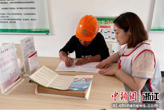 一位村民正在填写遗体（组织）捐献志愿书 吴迪元 摄