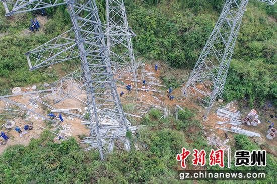 中国南方电网贵州送变电正在对110千伏鸿基开关站线路、铁塔进行施工。杨启志 摄
