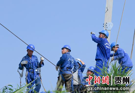 中国南方电网贵州送变电正在对110千伏鸿基开关站线路、铁塔进行施工。杨启志  摄