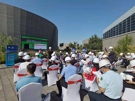 八铁公司在水处理中心发布《宝钢集团新疆八一钢铁有限公司2020年社会责任报告》。