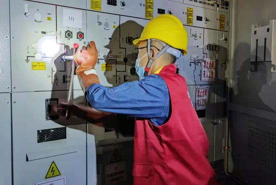 国网乌鲁木齐供电公司员工夜间“错峰”施工。