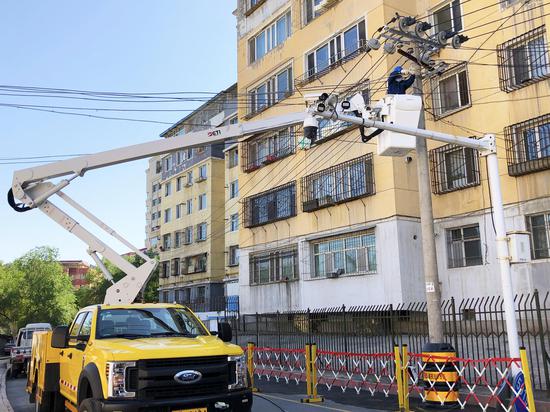 国网乌鲁木齐供电公司员工正在现场拆除电线。