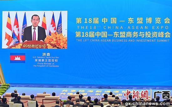 图为柬埔寨王国首相洪森在开幕大会上发表视频致辞。俞靖  摄