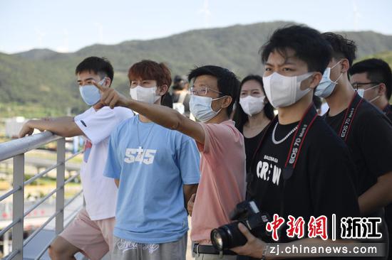 杭州市摄影艺术学会航拍专业委员会委员张劲松（左三）在指导学员们拍摄。 许少峰供图