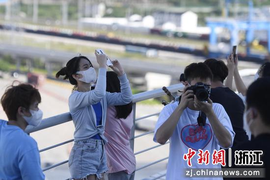 参加共拍秀宁波站活动的青年在舟山港港码头拍摄照片。 许少峰供图