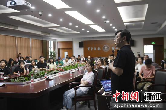 中国新闻图片网副总编杜洋在给参加宁波站站活动的青年授课。 许少峰供图