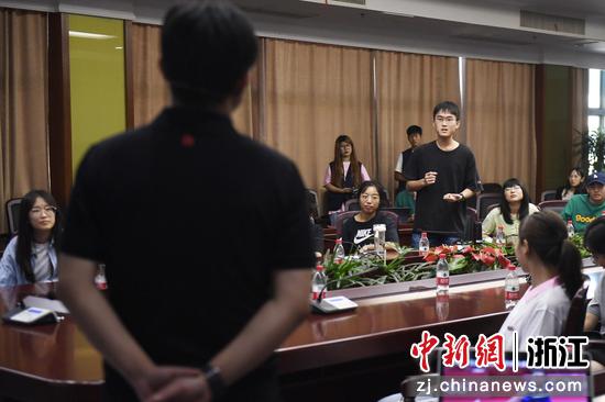 参加宁波站活动的青年在课后向讲课的中国新闻图片网副总编杜洋提问。 许少峰供图
