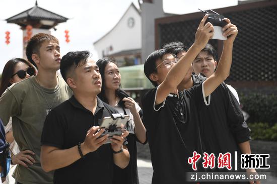 在象山古镇，杭州航拍老师张劲松在教授学员们无人机拍摄 许少峰供图
