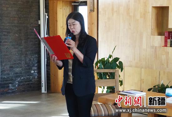 图为富蕴县委常委、宣传部长张素红在读者见面会上致辞。