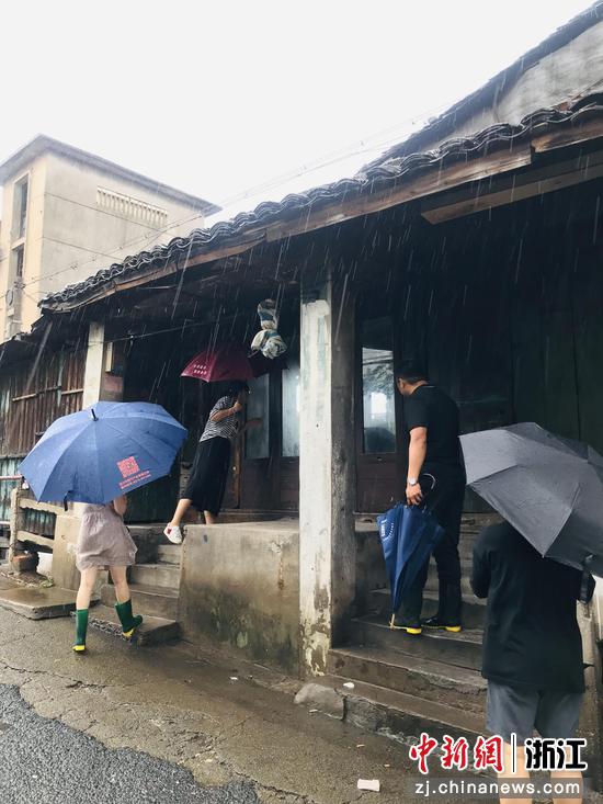 绍兴皋埠街道一社区工作人员排查转移危旧房屋民众  蒋小丽 供图