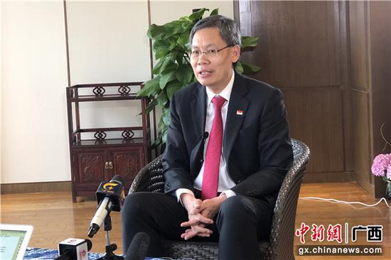 新加坡驻华大使吕德耀接受媒体采访。韦佳秀  摄
