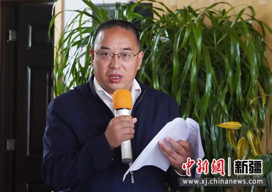 图为布尔津县委常委、宣传部长杨永明向在读者见面会上致辞。