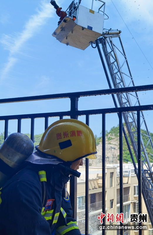 2021年9月10日，贵州省玉屏侗族自治县消防救援大队在开展高层建筑消防救援演练。