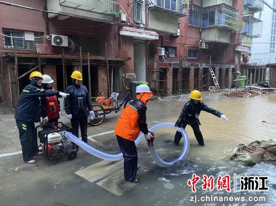 定海区昌国街道工作人员对低洼地段进行强排抽水。  赵小红供图