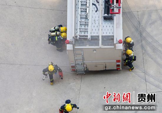 2021年9月10日，贵州省玉屏侗族自治县消防救援大队在开展高层建筑消防救援演练。