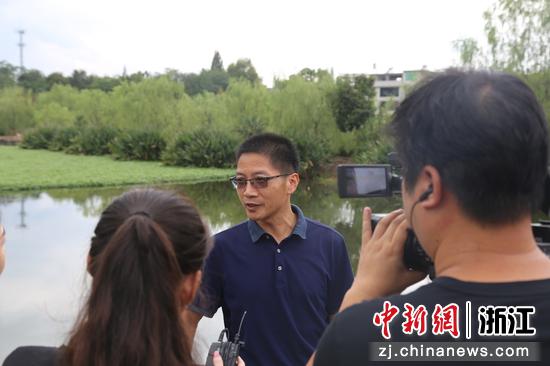 记者采访永康市水务局党委书记、局长朱志豪。邵昱人 摄