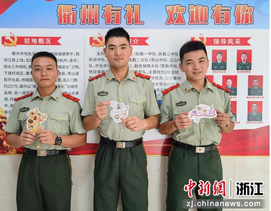 武警衢州支队新战士展示“红色见面礼”。刘凯铭 摄