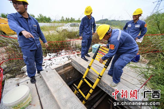 南方电网广西南宁供电局运行维护人员对10千伏地下电缆进行维护。马华斌 摄