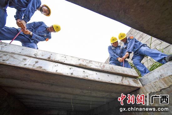南方电网广西南宁供电局运行维护人员对10千伏地下电缆进行维护。马华斌 摄