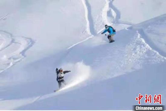 新疆阿勒泰地区推出四条秋冬旅游线路主打冰雪游。（资料图）　阿勒泰地委宣传部供图