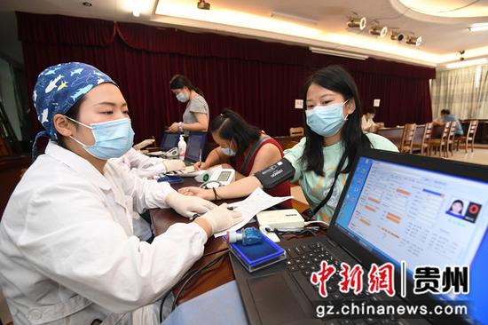 9月15日，贵州省血液中心的医护人员正在为贵阳市南明区区直部门的工作人员进行个人信息录入。
