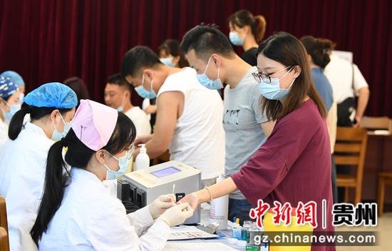 9月15日，贵州省血液中心的医护人员正在为贵阳市南明区区直部门的工作人员进行健康体检。