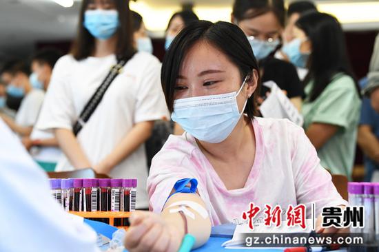 9月15日，贵阳市南明区区直部门的一名工作人员正在参与无偿献血。