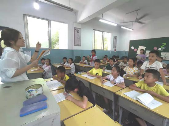 阿米娜•纳斯尔江的语文老师在上《珍珠鸟》，阿米娜积极回答老师的提问