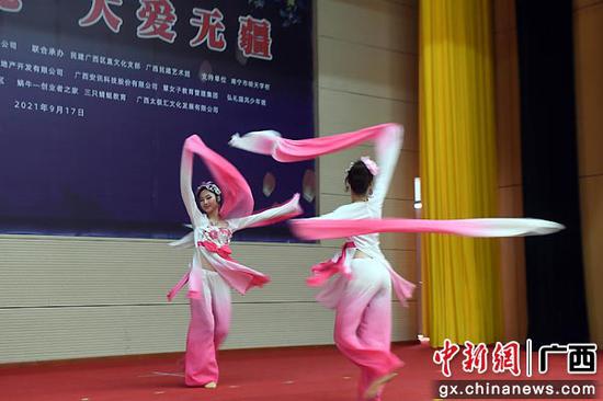 图为广西民建艺术团青年演员金花银花在表演《宫廷水袖舞》。蒋雪林  摄
