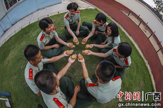 9月16日，武警官兵正在展示自己的劳动成果。陈鑫 刘明 刘承润  摄影报道