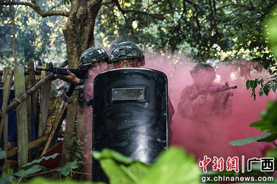 9月17日，官兵利用烟雾掩护搜索前进。徐世立 李有华  摄影报道