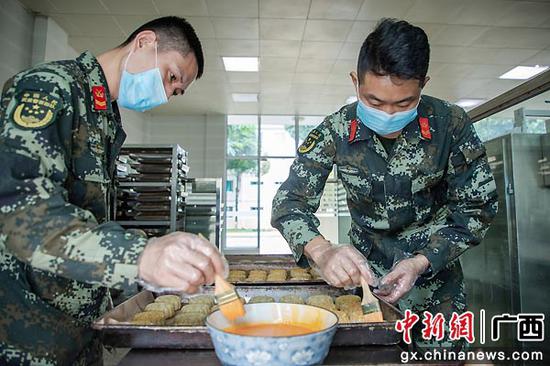 9月17日，武警官兵正在为月饼刷蛋液。陈鑫 刘明 刘承润  摄影报道